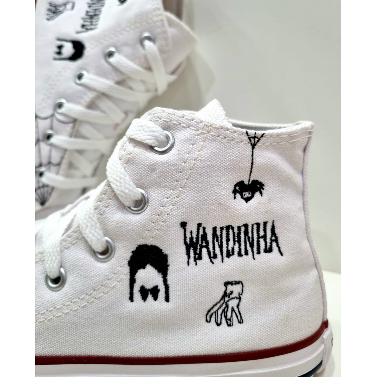 Tênis All Star Converse customizado Wandinha