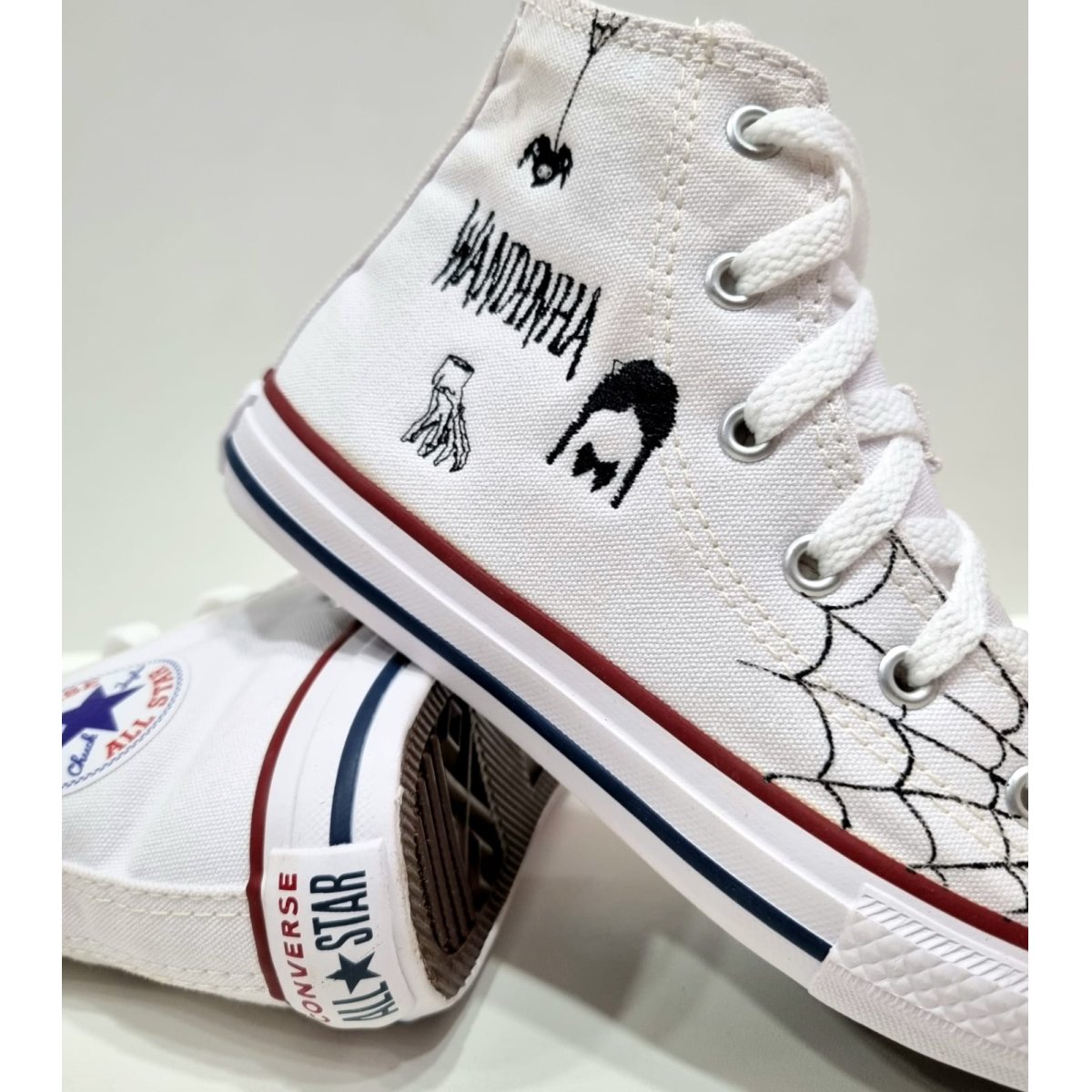 Tênis All Star Converse customizado Wandinha