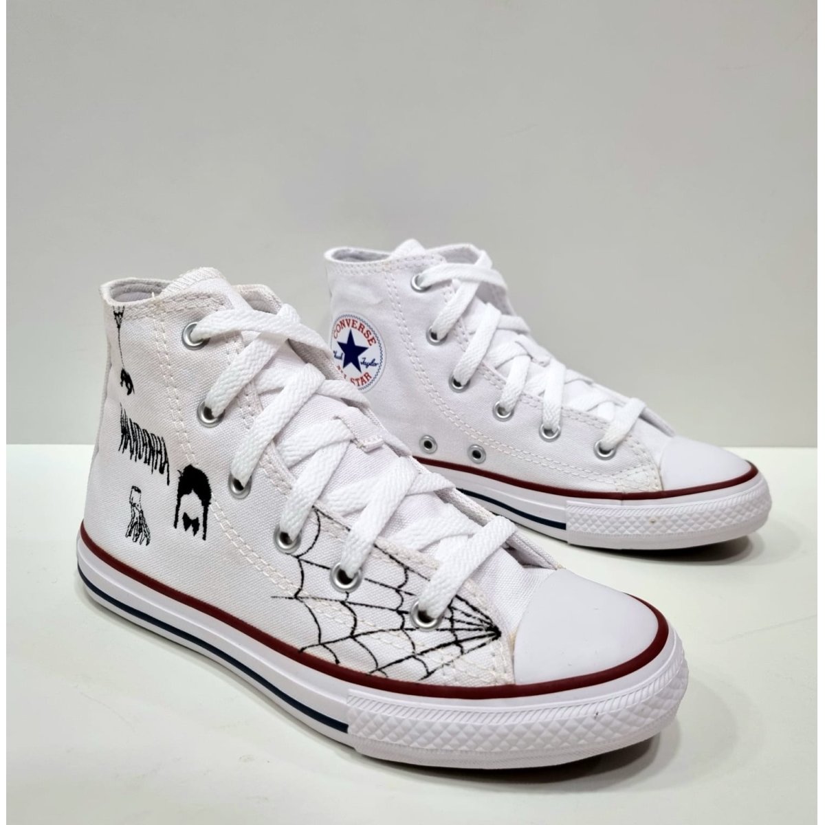 Tênis All Star Converse customizado Wandinha